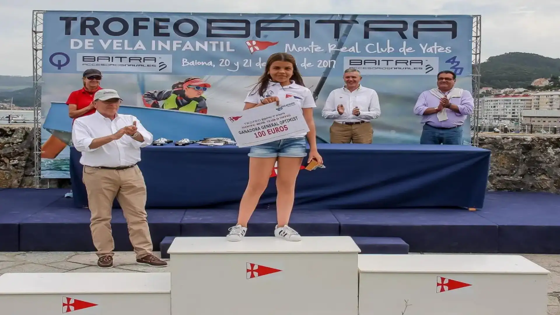 For Enriquez-Nuñez (420) and Adriana Pérez Canal (optimist) the Baitra Trophy in Baiona