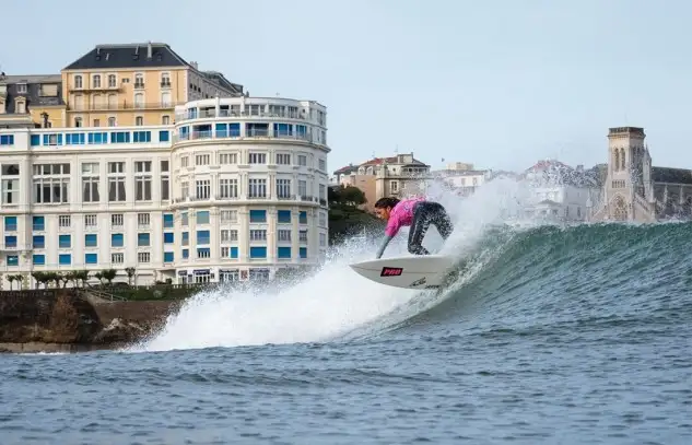 Garazi Sánchez acaricia el pase a cuartos en la eliminatoria más emocionante de la segunda jornada de los ISA World Surfing Games