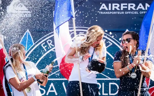 En una jornada en la que la francesa Pauline Ado se proclamó campeona del mundo en la categoría femenina, los componentes de #LarojaSURF ultiman los preparativos para su debut en la próxima jornada