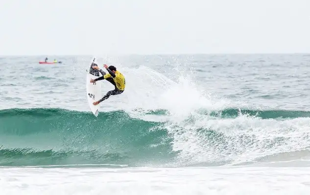 Los surfistas Vicente Romero, con una de las mejores puntuaciones del día, e Imanol Yeregi muestran parte del arsenal español y se clasifican directamente para segunda ronda