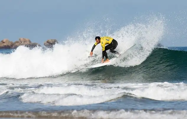Jonathan González (en la fotografía) y Luis Díaz, que hoy disputaban la eliminatoria de repesca, se han clasificado sin dificultades para la siguiente ronda donde ya los esperaban sus compañeros de #LarojaSURF Vicente Romero e Imanol Yeregi
