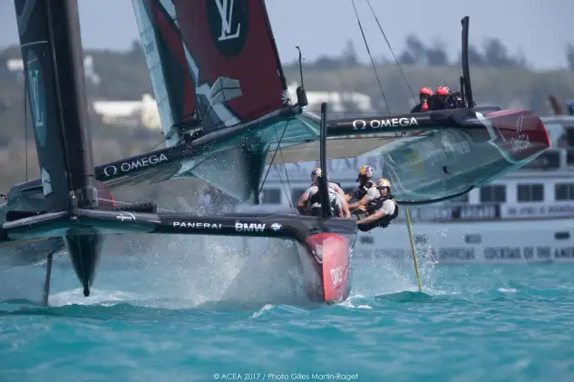 Espectacular imagen de Oracle y Team New Zealand. Foto: Gilles Martin-Raget.