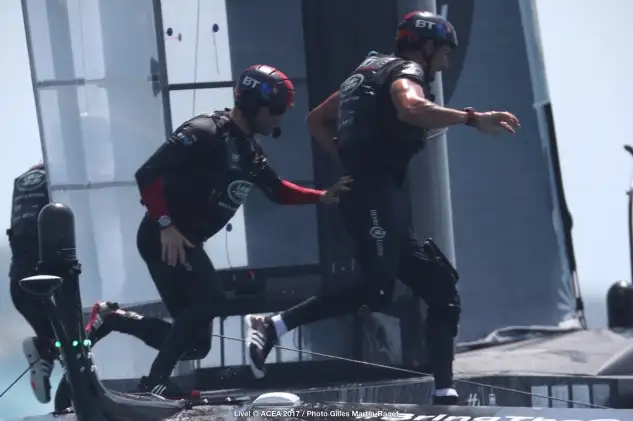 Ben Ainslie y Paul Campbell-James cambiando de banda en una trasluchada del BAR. Foto Gilles Martin-Raget