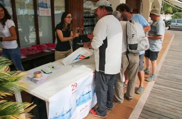 El regatista oceánico Alex Pella ha sido uno de los grandes protagonistas en esta jornada previa, ofreciendo una charla sobre su experiencia, vivencias y sus últimos logros en regatas oceánicas en solitario y tripulación reducida