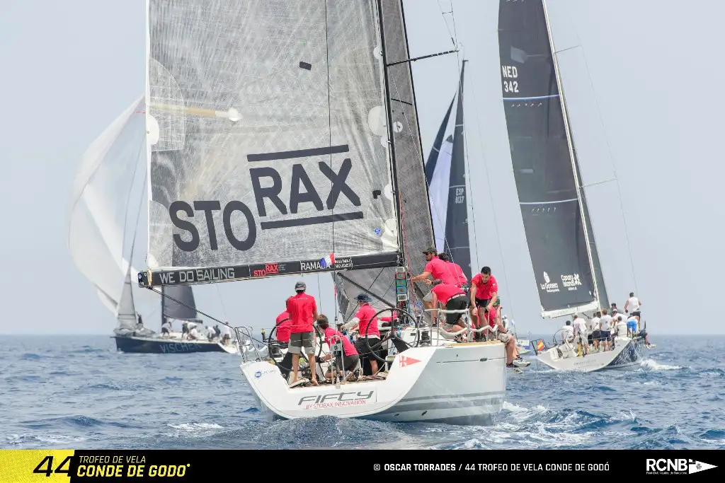 El portugués Fifty by Storax navegando junto al Adrián Hoteles en aguas de Barcelona. Foto: Oscar Terrades