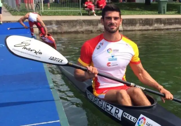 Roi Rodríguez se preparaba para salir al agua antes de la final del K1 1000m España suma cuatro medallas, dos oros y dos bronces en la III Copa del Mundo de Sprint 2017 en Belgrado
