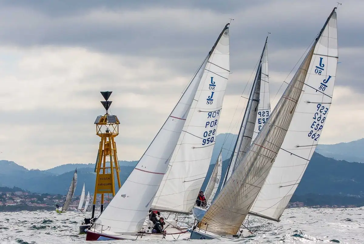 En A2 el vencedor fue el "Ay Carmela" de Martínez-Pazó y Almeida, y en la disputa de los J80 se impuso el "Cansino" de Yáñez y Martín (Foto Rosana Calvo)