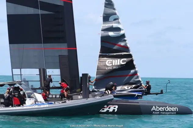 El equipo técnico de Land Rover BAR subiendo a bordo del catamarán tras la rotura. Foto: Gilles Martin-Raget