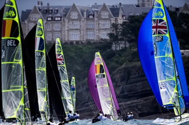 Las regatas de 49er y 49er FX frente a la Duna Zaera dejan un espectáculo a pie de calle, con un gran número de ciudadanos siguiendo las pruebas desde tierra y a pocos metros de toda la acción... el viento del nordeste de hasta 17 nudos hace las delicias de los participantes (Foto Pedro Martínez)