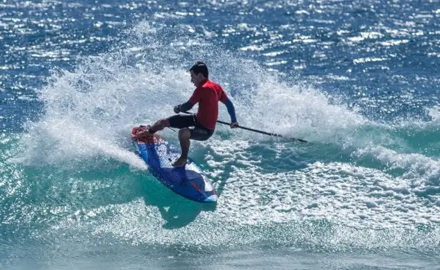 La selección española de Stand Up Paddle, que disputa durante esta semana el EuroSUP 2017 de Peniche, comienza su andadura pasando las dos eliminatorias disputadas en la modalidad de olas