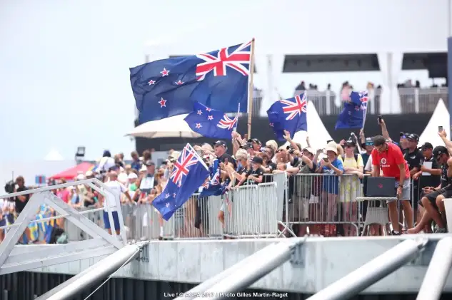La afición de Team New Zealand celebrando que ya están en la final de la Louis Vuitton. Foto: Gilles Martin-Raget