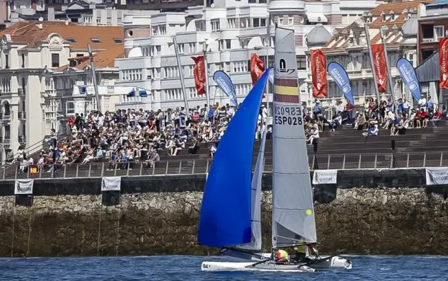 Fernando Echávarri y Tara Pacheco se acaban de proclamar ganadores de la Copa del Mundo, en clase Nacra 17, que se está disputando en Santander... segundos han sido los británicos Gimson/Burnet y terceros sus compatriotas Saxton/Dobson