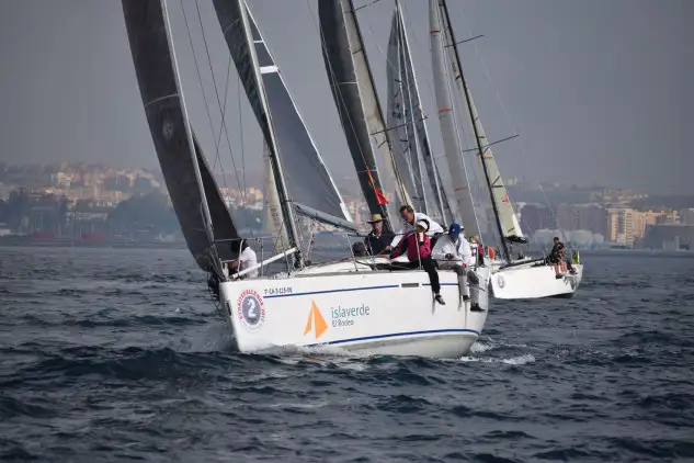 El Altarik IV en acción en el momento de la salida de la Strait Challenge.