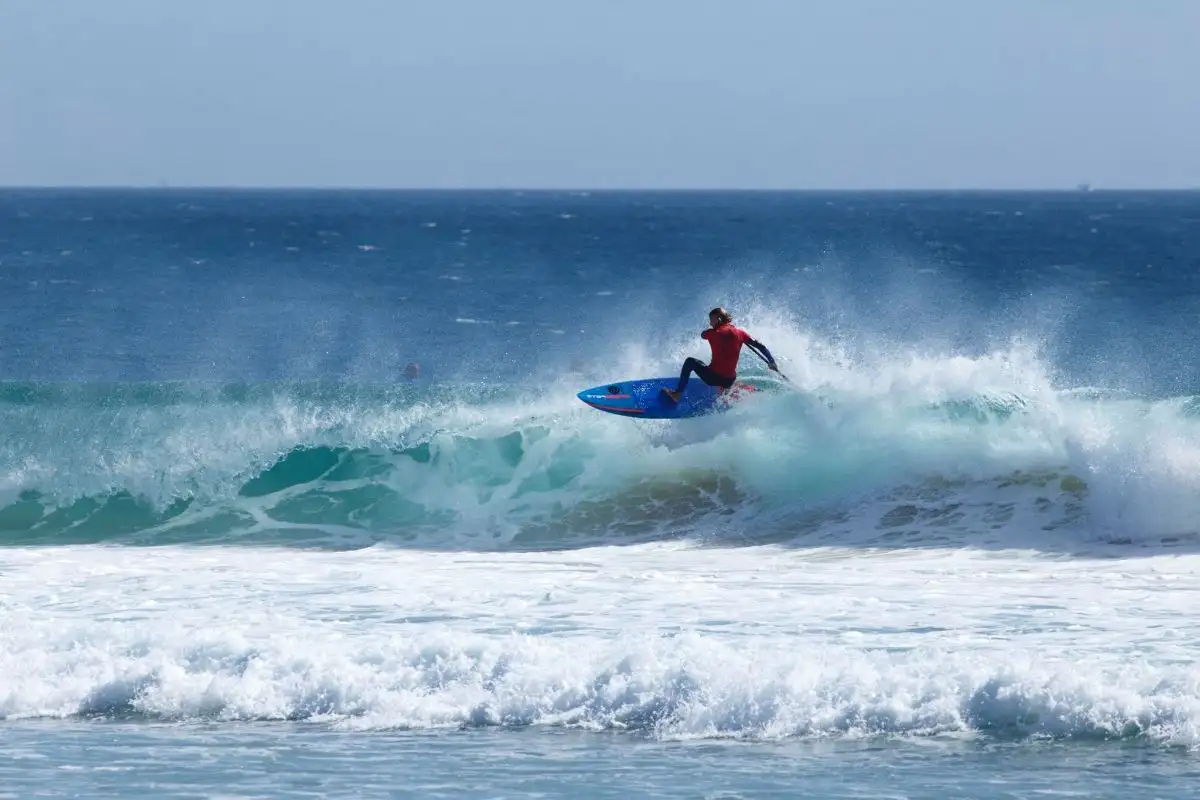 La surfer canaria Iballa Ruano en acción en aguas portuguesas.