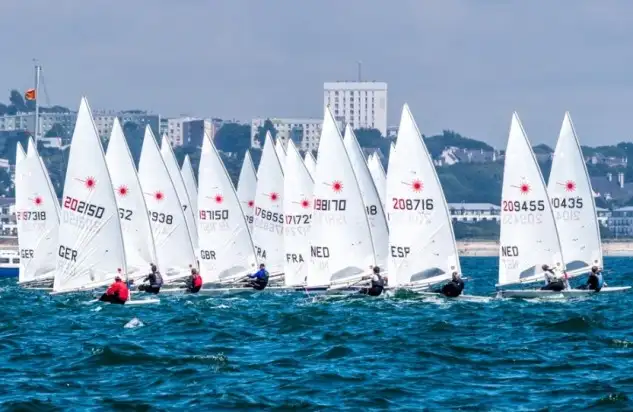 Comenzó en Fouesnant el Campeonato de Europa de Láser Máster con 12 nudos de viento