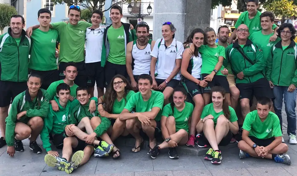 Foto de Equipo del Piragüismo Pamplona que lideró el Campeonato de España de Ríos en la clasificación total así como en el medallero, un triunfo que le afianza en el primer puesto de la Liga Nacional. Grupo de Cultura Covadonga y Escuela de Piragüismo Aranjuez compartieron un podium que se le resistió al Club anfitrión, Los Cuervos Linpac, en su fiesta aniversario de los 50 años de su fundación