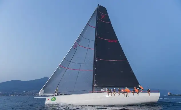 El Maxi 72 alemán Momo se ha proclamado ganador en tiempo real de la Giraglia Rolex Cup 2017. El barco de Dieter Schön, que cuenta a bordo con el gallego Víctor Mariño, completó las 241 millas de recorrido entre Saint-Tropez y Génova en 32 horas, 52 minutos y 4 segundos.
