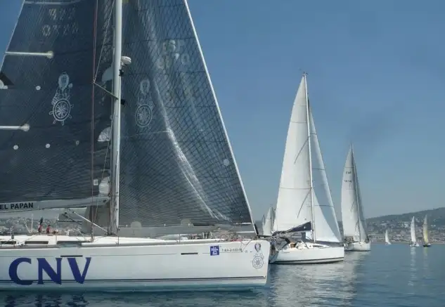 Una salida exasperante, con vientos de apenas tres nudos, pone en marcha a los regatistas, pero con la esperanza de encontrar la tramontana a unas 20 millas al este de la salida