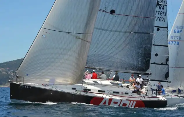 Los hermanos Pérez Canal mandan con su "Aceites Abril" en la ría de Vigo