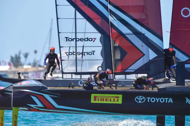 Peter Burling saltando y Team New Zealand volando hacia la victoria. Foto: Ricardo Pinto