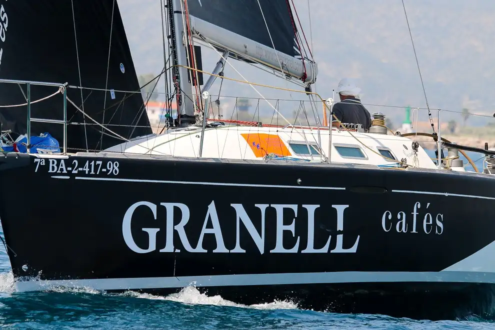 La cita organizada por el Club Náutico de Cullera, dentro de su trofeo Ruta del Gramantol, se disputó el pasado jueves 15 de junio con la llegada de los últimos barcos a Formentera a primera hora de la mañana del viernes 16. Prueba que estuvo marcada por el poco viento en las 81 millas náuticas de recorrido (Foto Pep Portas)