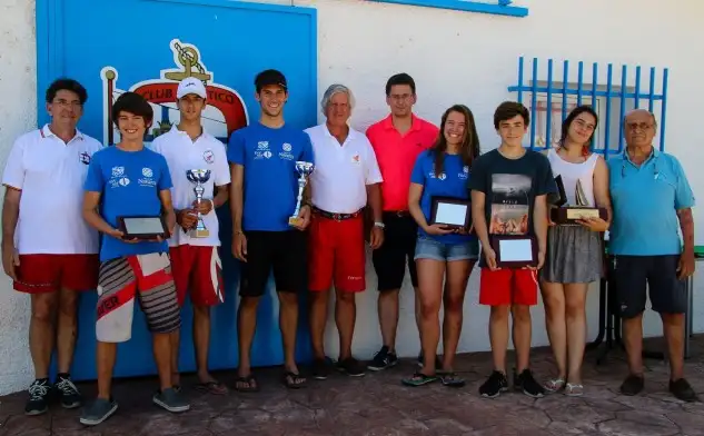 La entrega de trofeos, celebrada en las instalaciones del Club Náutico Guadalix, que ha albergado esta edición de la copa desde el pasado viernes 16 de junio, ha contado con la presencia de Ángel Luis García Yuste, alcalde de Guadalix de la Sierra, acompañado por José Luis Tuya, presidente del CN Guadalix y Guillermo Poyán, presidente de la Federación Madrileña de Vela junto al vocal de Vela Olímpica de la federación madrileña, Rafael Bautista (Foto Pep Portas)