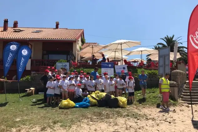 La campaña de “Limpieza de costas 2017” ha comenzado en la localidad de Cóbreces, con la ayuda de 31 alumnos del colegio Santa Juliana que limpiaron 1,7 kilómetros de costa