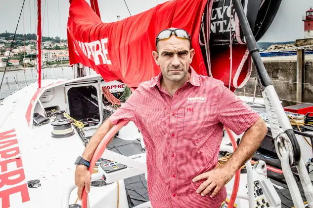Xabi Fernández a bordo del Mapfre en Sanxenxo. Foto: María Muiña