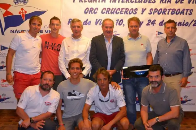 Muchos ilustres en el "Aceites Abril" que con Jorge Pérez Canal reciben de José Antonio Portela, vicepresidente del Náutico de Vigo, el trofeo de vencedores en crucero-regata... ilustres como Chapu Torné, Nano Yáñez o José Cristos... entre otros