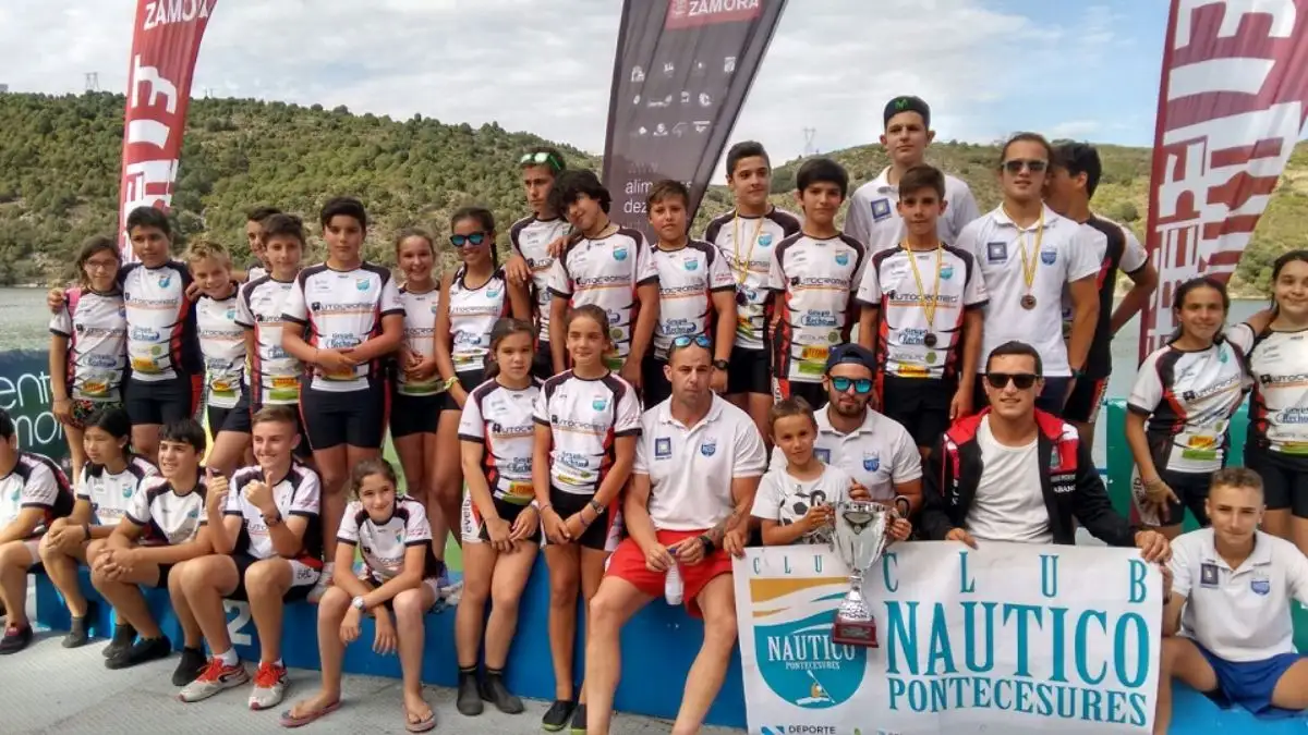Foto de Equipo del Pontecesures en el Embalse zamorano de Villalcampo, sede de la tercera prueba de la Liga Nacional "Jóvenes Promesas" que presentaba este fin de semana un magnífico campo de regatas para una participación récord de 82 clubes y más de 500 infantiles