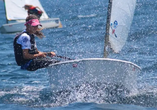Los partes meteorológicos para la bahía de Pollença anuncian viento flojo del sur la primera jornada, poniente fuerte de hasta 22 nudos, la segunda, mistral en torno a 15 nudos la tercera y norte flojo para cerrar el campeonato individual 