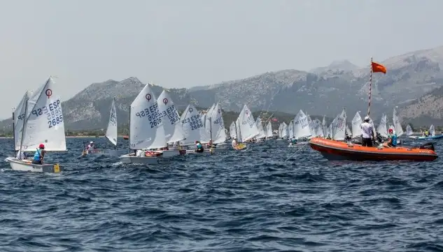 Un chubasco con rachas de 30 nudos obliga anular la segunda prueba del Nacional de Optimist (Foto Laura G.Guerra)