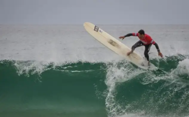 La gran cita del surf nacional llegó a aguas gallegas y lo ha hecho con un buen día de olas y con el primer asalto del Campeonato de España por equipos autonómicos