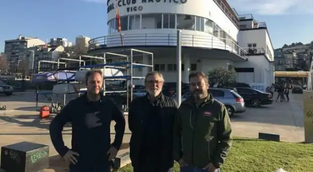 El presidente Ballesta en uno de sus últimos actos oficiales en compañía de los hermanos Pérez Canal presentando Gallego de Optimist (Foto Faro de Vigo)