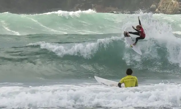 Segunda jornada del campeonato de España de surf individual júnior, en la que tras el debut ayer de los más pequeños, hoy hacen su estreno las categorías sub 18 y sub 16 masculino y femenino