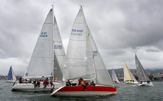 Cruceros vascos y cántabros buscan la victoria en una de las pruebas más destacadas en aguas vizcaínas del Abra