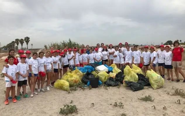 El Náutico de Valencia se volcó con Ecomar y Coca-Cola y se recogieron 354,7 kilos de residuos •En la acción estuvieron 195 niños, el récord hasta ahora de participación en un programa de estas características