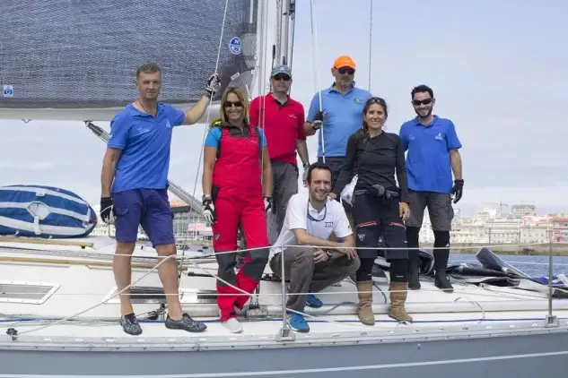 La tripulación del Menudeta de Víctor Carrión tras su llegada a Cedeira