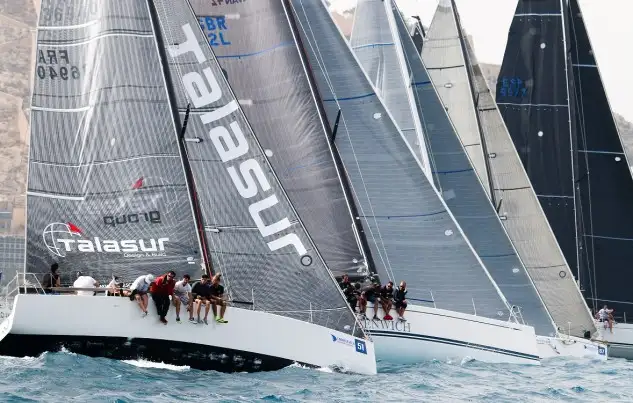 Dos pruebas en la primera jornada del Tabarca Vela Diputación de Alicante marcadas por un fuerte chubasco previo y con viento de 21 nudos de intensidad del Nordeste en la primera prueba (Foto Pep Portas)