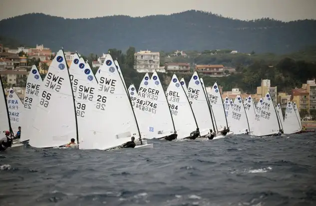 Un chubasco de levante da la bienvenida a los 131 regatistas de los 13 países compiten en el Mundial