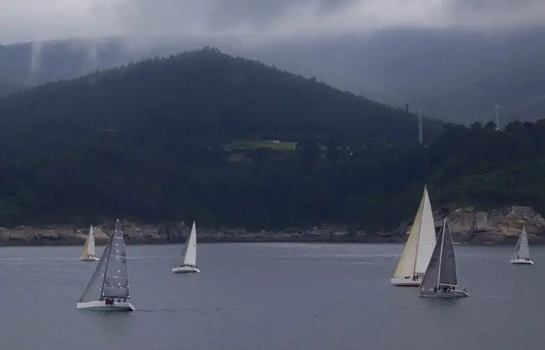 La flota del Rías Altas saliendo de la ría de Viveiro, en plena provincia de Lugo