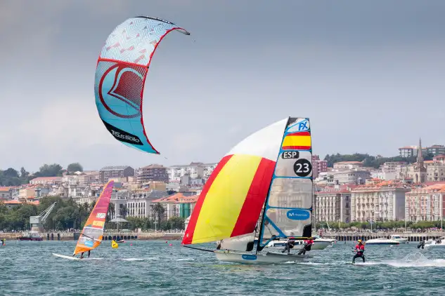 Una tabla, un skiff y un kite, luchando en aguas de Santander. Foto: María Muiña