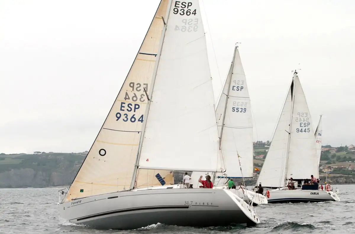Alejandro Cuetos, a bordo del Geiser en Crucero I y Germán Álvarez-Hevia, a la caña del Carla, en Crucero II, ganadores de la primera travesía Gijón-Tazones (Foto Félix González Muñiz)