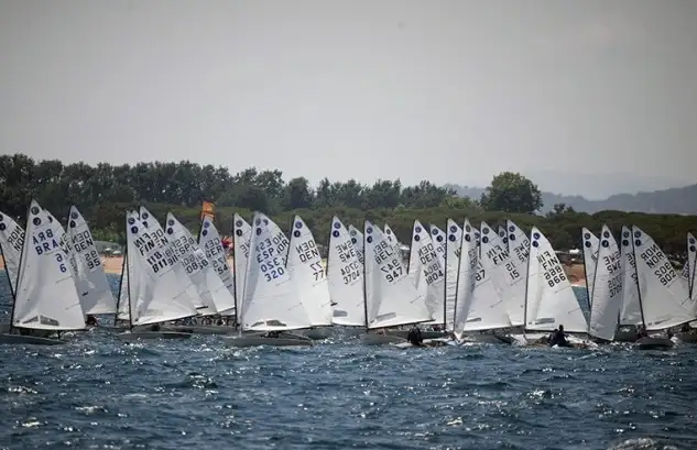 Un fuera el línea de Ascención Roca y la retirada en la última prueba de Eli Llargues, pone al rojo vivo el bronce femenino en el Mundial de Europa de Blanes (Foto Alfred Farré)