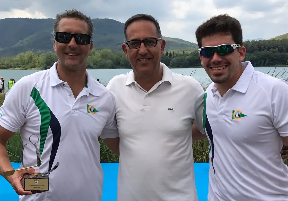 Luis Miguel Oliver Cañadas, presidente de la Española, con los representantes sevillanos