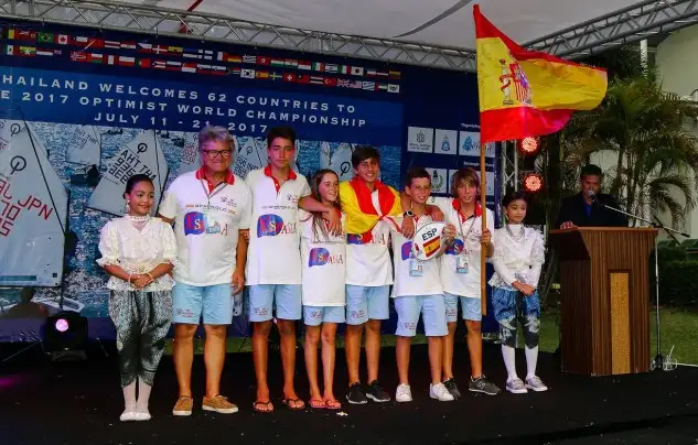Jordi Lladó (Grupo Rojo), Álvaro Alonso, María Perelló (Grupo Azul), Nacho Baltasar y Samuel Beneyto (Grupo Amarillo), las bazas españolas... por delante seis jornadas en las que están programadas un total de 12 pruebas... el Mundial Team Racing se disputará en las jornadas de martes 18 y miércoles 19 (Foto Pep Portas)