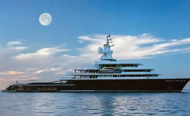 El megayate hará escala en Málaga para repostar en las instalaciones de ODT - Fue originalmente encargado por Roman Abramovich - Tiene dos pistas de helicóptero y un minisubmarino