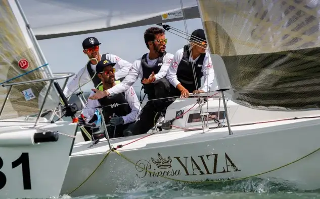 España brilla en este Mundial de J80 con sus cuatro representantes en el TOP 10. El catalán Jose María Van der Ploeg y su "VSA Comunicación" finaliza en cuarta posición a sólo dos puntos del podio, el balear Javier Chacártegui y su “HM Hotels” anota su mejor resultado internacional con una quinta plaza y el título mundial amateur, y los andaluces Pepequín Orbaneja y Juan Luis Paez, a bordo del “Hospital Cenyt Marbella Team”, son séptimos. (Foto Paul Wyeth)