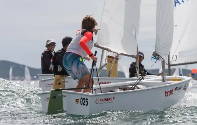 El equipo español de Optimist gana un encuentro, ante Islas Vírgenes, pero pierde ante Tailandia y Turquía, dos enfrentamientos marcados por las decisiones poco acertadas de los árbitros que han perjudicado a España