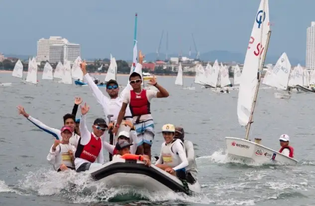 Un chubasco trajo la calma al Golfo de Tailandia y tras hacerse la flota al mar y permanecer casi dos horas esperando el viento la flota regresó a tierra sin poder completar una prueba